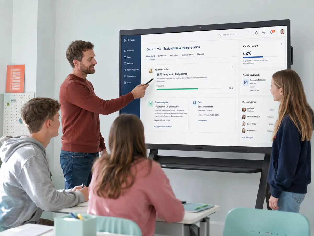 Klassenraum mit interaktivem Display und Tablets